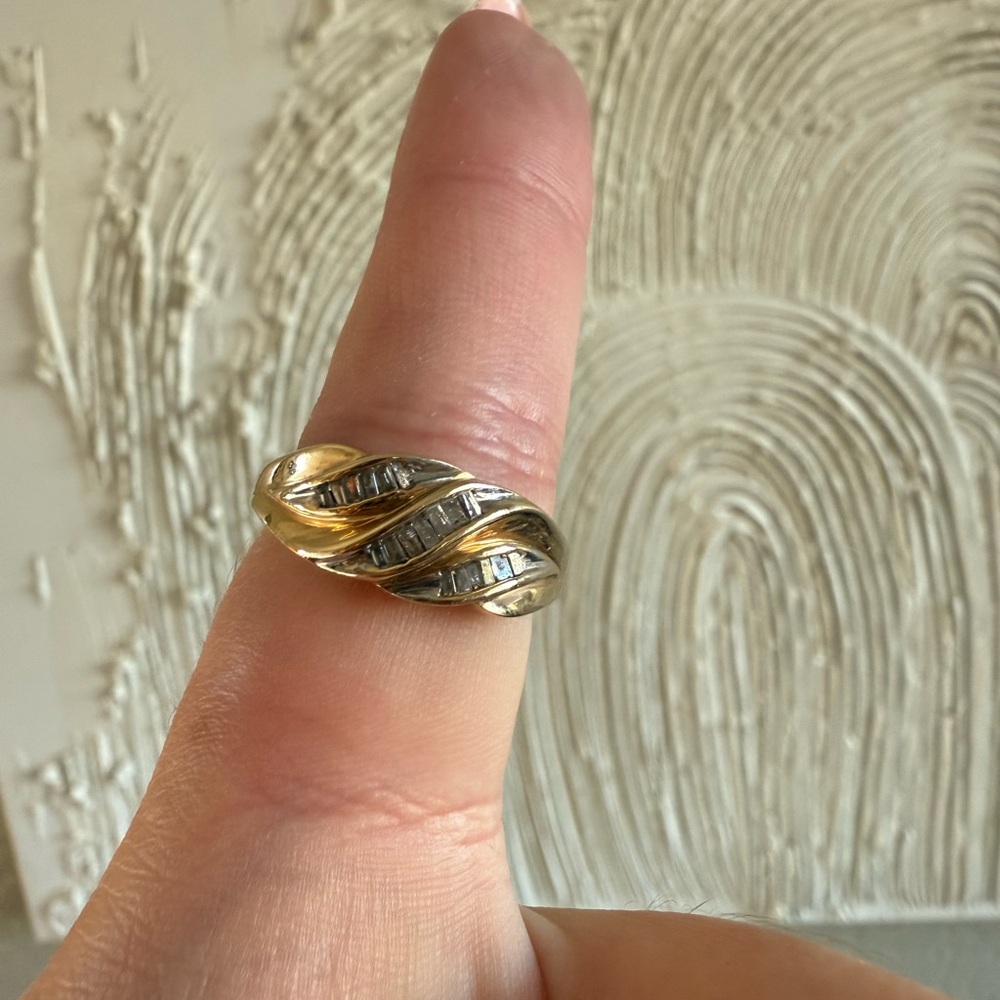 Vintage Two Toned 10k Diamond Wave ring